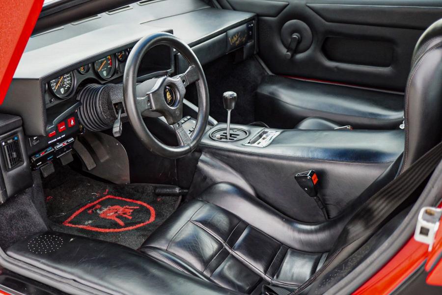 Интерьер Lamborghini Countach LP5000 S Quattrovalvole 1988 года  (фото 105 из 146)